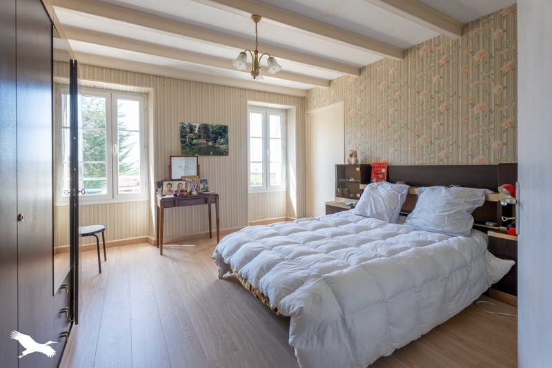 Vente Maison MONTGUYON - 6 pièces -250 m² - (17270)