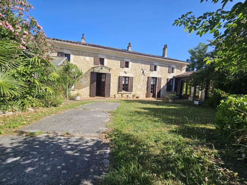 Vente Maison Montguyon - 8 pièces -172 m² - (17270)