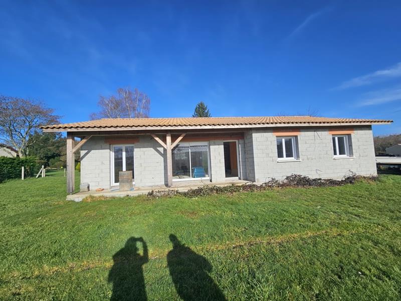 Vente Maison MONTGUYON - 5 pièces -137 m² - (17270)