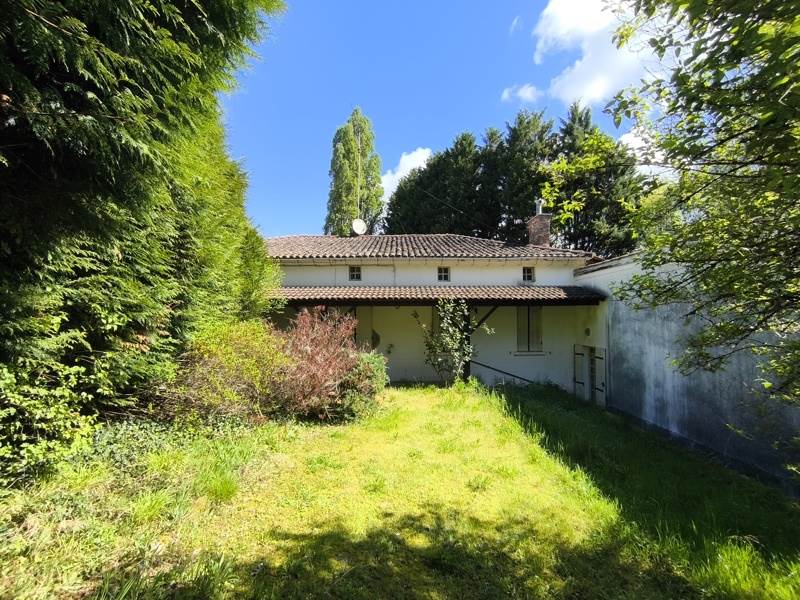 Vente Maison MONTGUYON - 11 pièces -222 m² - (17270)