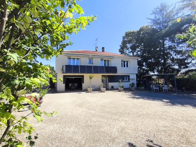Maison 6 pièces 183 m² · à Montlieu-la-Garde · 183 m² · 199 900 €