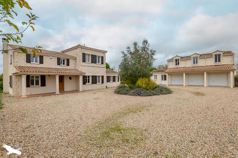 Vente Maison ECHEBRUNE - 8 pièces -200 m² - (17800)
