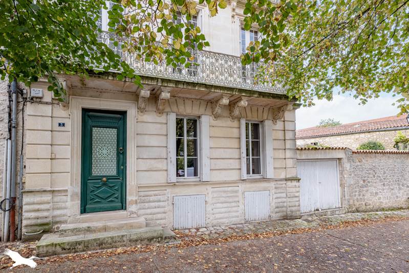 Vente Maison PONS - 8 pièces -242 m² - (17800)