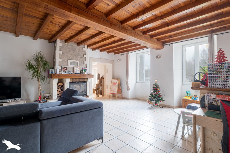 Vente Maison ECHEBRUNE - 6 pièces -161 m² - (17800)