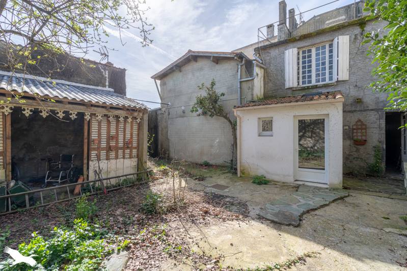 Vente Maison PONS - 7 pièces -179 m² - (17800)