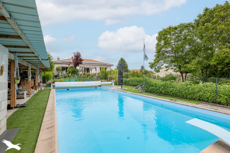 Vente Maison PERIGNAC - 6 pièces -174 m² - (17800)