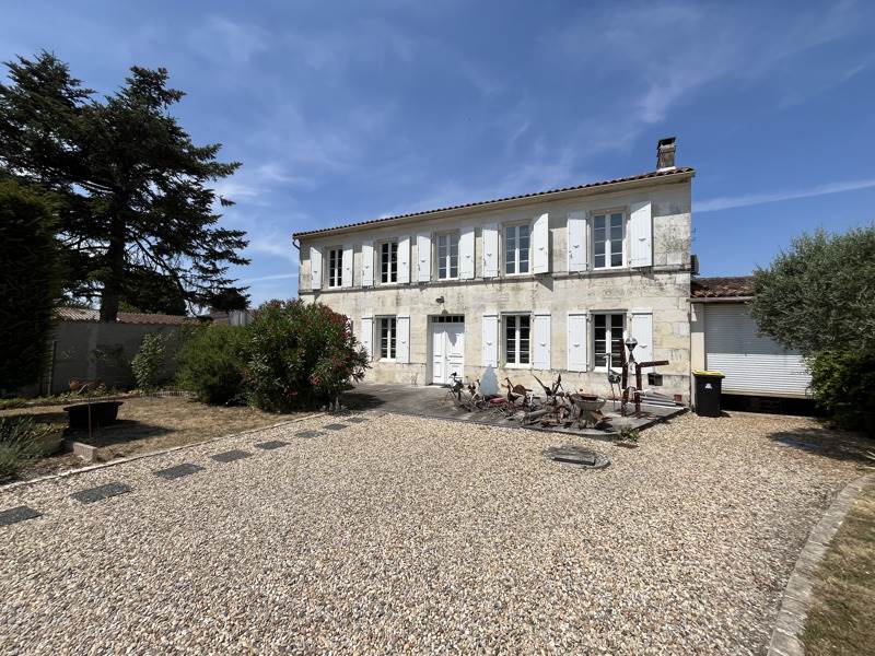 Vente Maison SALIGNAC SUR CHARENTE - 5 pièces -209 m² - (17800)