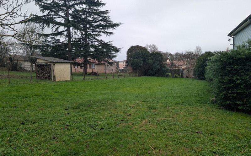 Terrain 4 pièces · à L'Isle-Jourdain · 93 500 €