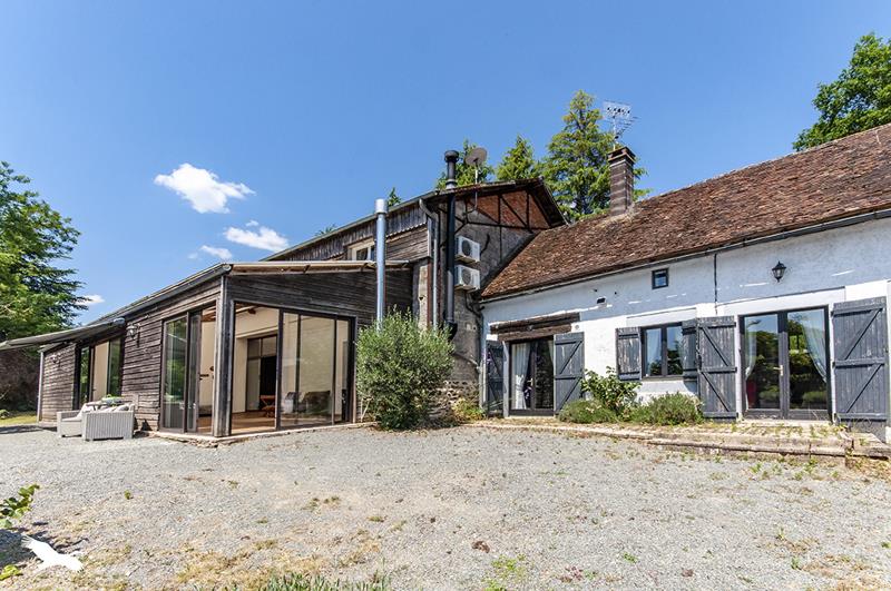 Vente Maison NANTHIAT - 8 pièces -378 m² - (24800)
