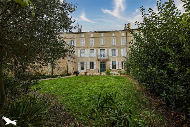 Vente Maison BARBEZIEUX ST HILAIRE - 13 pièces -345 m² - (16300)