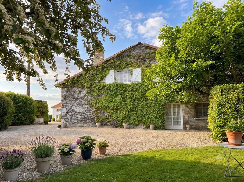 Vente Maison BERNEUIL - 9 pièces -255 m² - (16480)