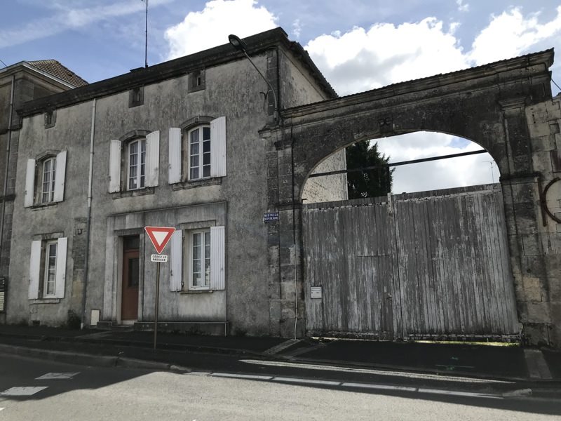 Vente Maison BARBEZIEUX ST HILAIRE - 7 pièces -152 m² - (16300)