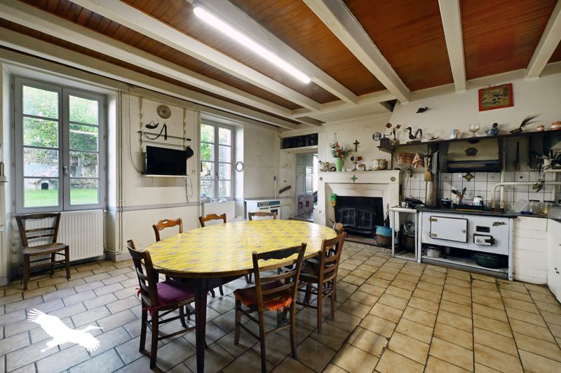 Vente Maison TOUVERAC - 9 pièces -316 m² - (16360)