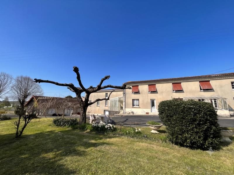 Vente Maison BELLEVIGNE - 10 pièces -181 m² - (16120)