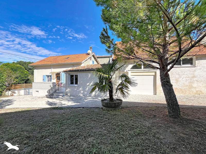 Vente Maison ST BONNET - 7 pièces -187 m² - (16300)