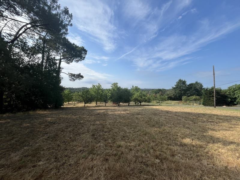 Terrain 3113 m² · à Villamblard · 46 400 €