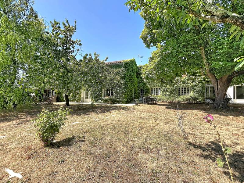 Vente Maison CHATEAUBERNARD - 8 pièces -270 m² - (16100)