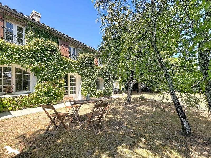 Vente Maison CHATEAUBERNARD - 8 pièces -270 m² - (16100)