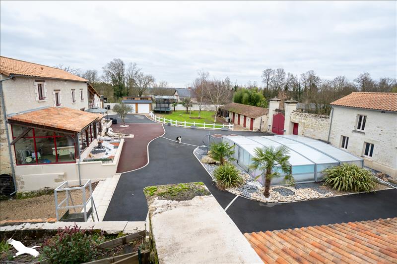 Vente Maison LES TROIS MOUTIERS - 7 pièces -241 m² - (86120)