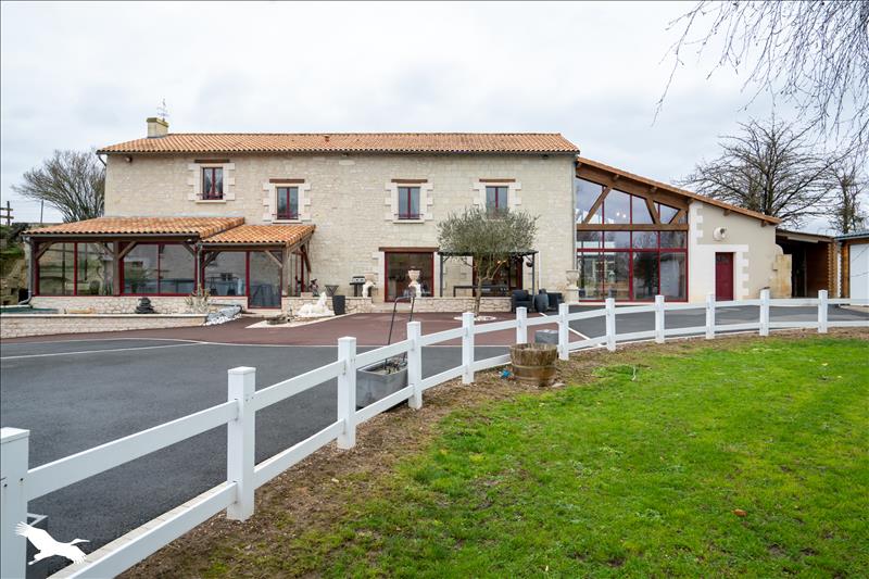 Vente Maison LES TROIS MOUTIERS - 7 pièces -241 m² - (86120)