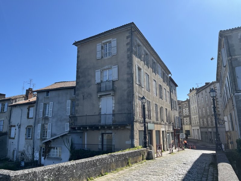 Vente Immeuble CONFOLENS - -  362 m² - (16500)