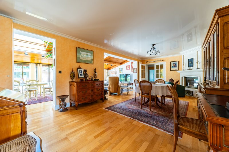 Vente Maison MONTUSSAN - 7 pièces -200 m² - (33450)