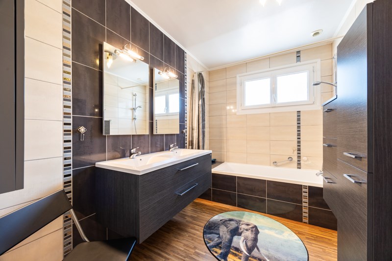 Vente Maison MONTUSSAN - 7 pièces -200 m² - (33450)