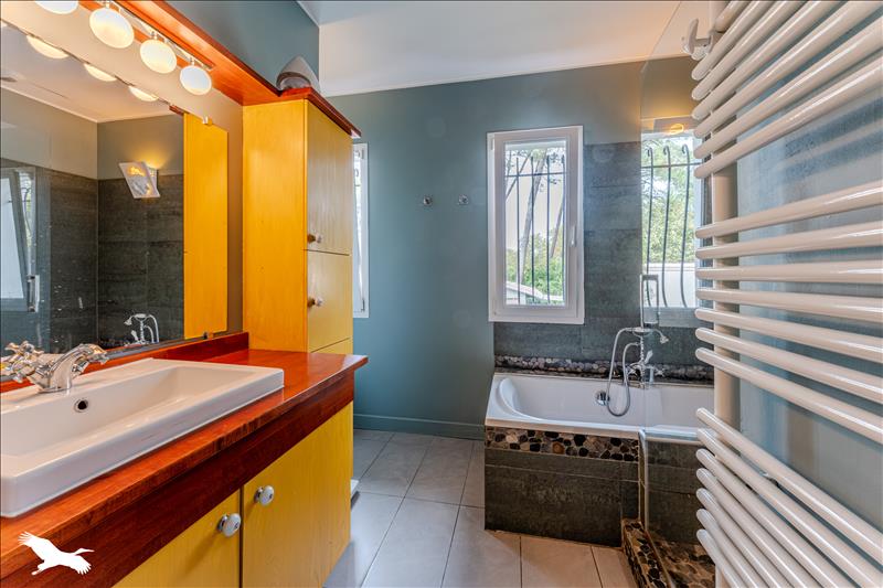 Vente Maison GUJAN MESTRAS - 8 pièces -200 m² - (33470)
