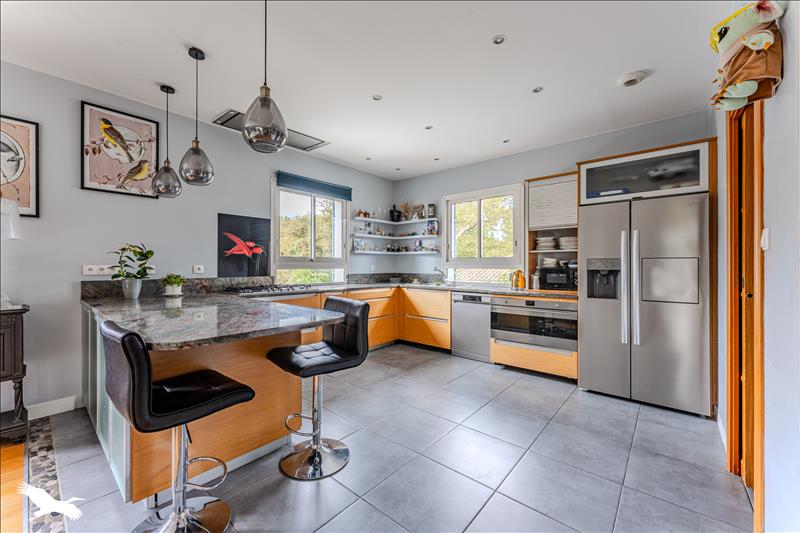 Vente Maison GUJAN MESTRAS - 8 pièces -200 m² - (33470)