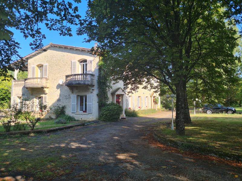Vente Maison ST CLAUD - 16 pièces -639 m² - (16450)