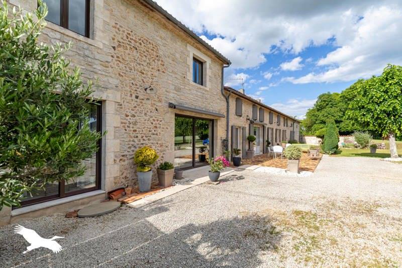 Vente Maison NANTEUIL EN VALLEE - 8 pièces -235 m² - (16700)