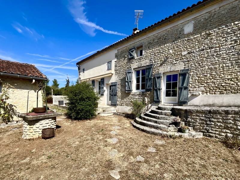 Vente Maison Cellefrouin - 5 pièces -185 m² - (16260)
