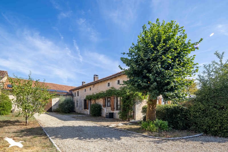 Vente Maison NANTEUIL EN VALLEE - 7 pièces -265 m² - (16700)