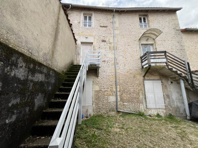 Immeuble 90 m² · à Sauzé-Vaussais · 90 m² · 87 920 €