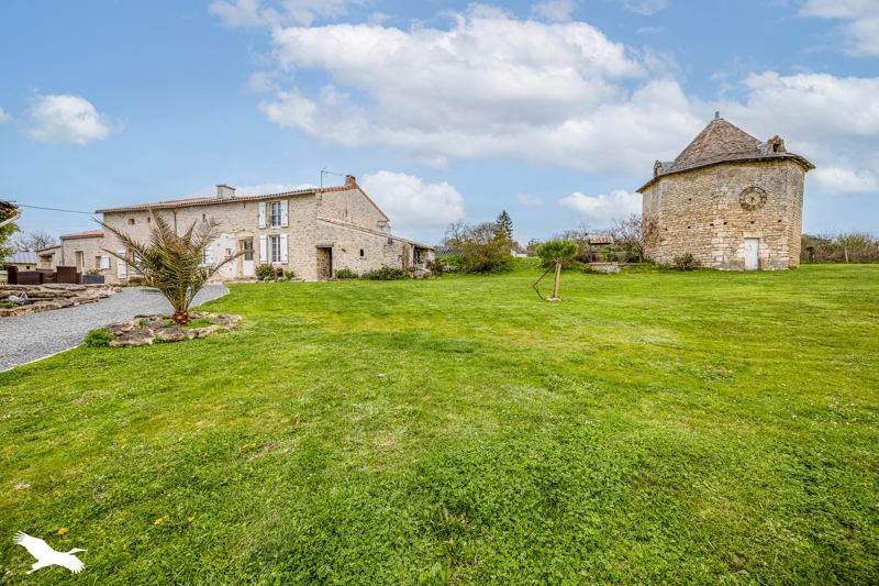 Vente Maison LUCHE SUR BRIOUX - 7 pièces -241 m² - (79170)