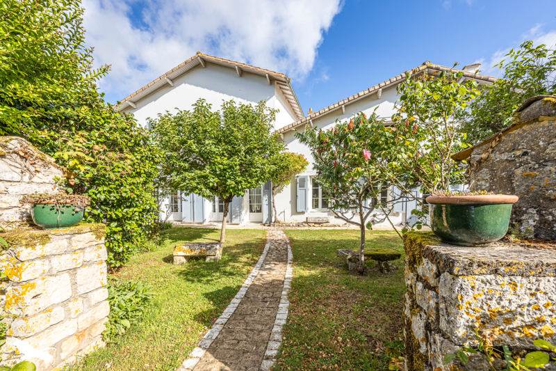 Vente Maison PERIGNE - 10 pièces -284 m² - (79170)