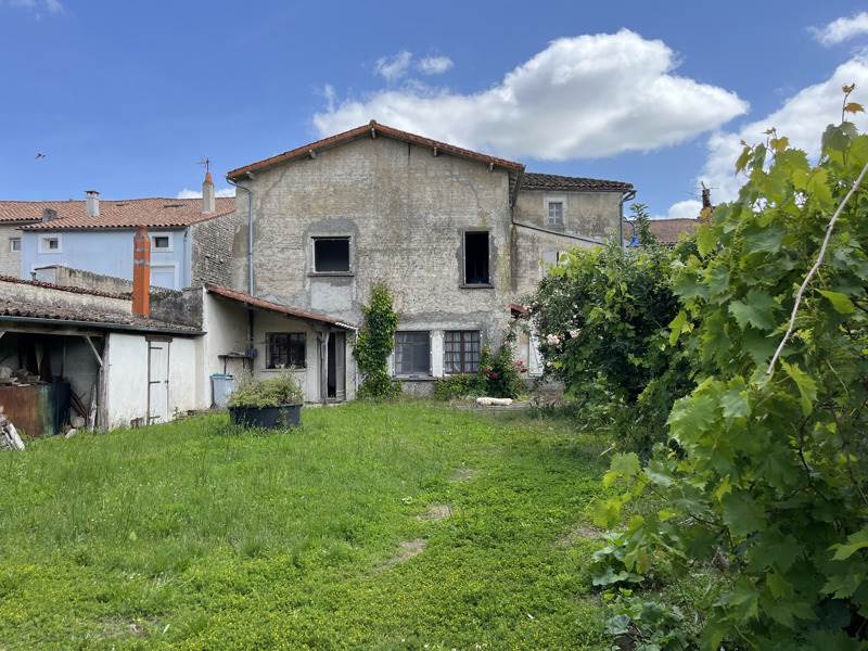 Vente Maison BRIOUX SUR BOUTONNE - 7 pièces -146 m² - (79170)