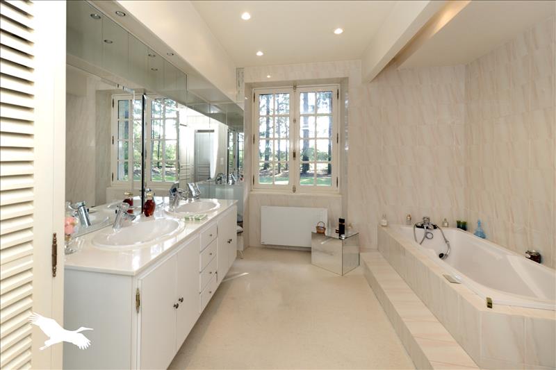 Vente Maison MONTBRON - 6 pièces -261 m² - (16220)