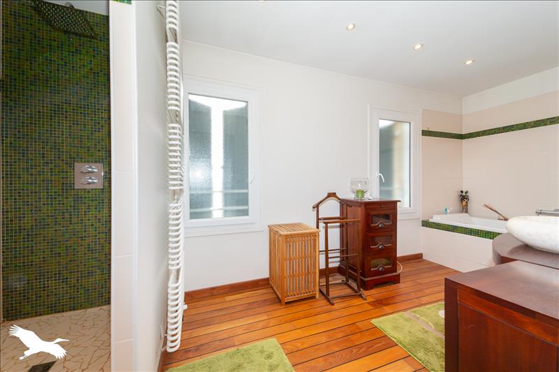 Vente Maison LARUSCADE - 6 pièces -270 m² - (33620)