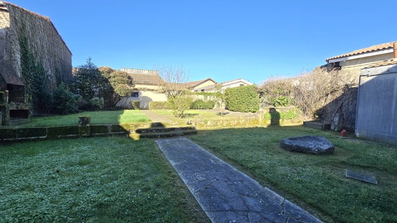 Vente Maison CAVIGNAC - 6 pièces -299 m² - (33620)