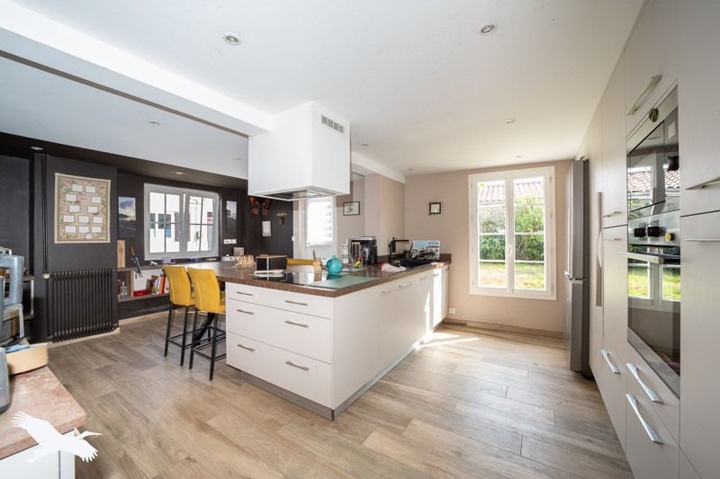 Vente Maison LARUSCADE - 5 pièces -198 m² - (33620)
