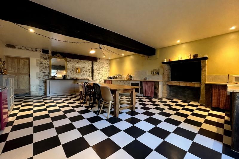 Vente Maison CONFOLENS - 10 pièces -353,1 m² - (16500)