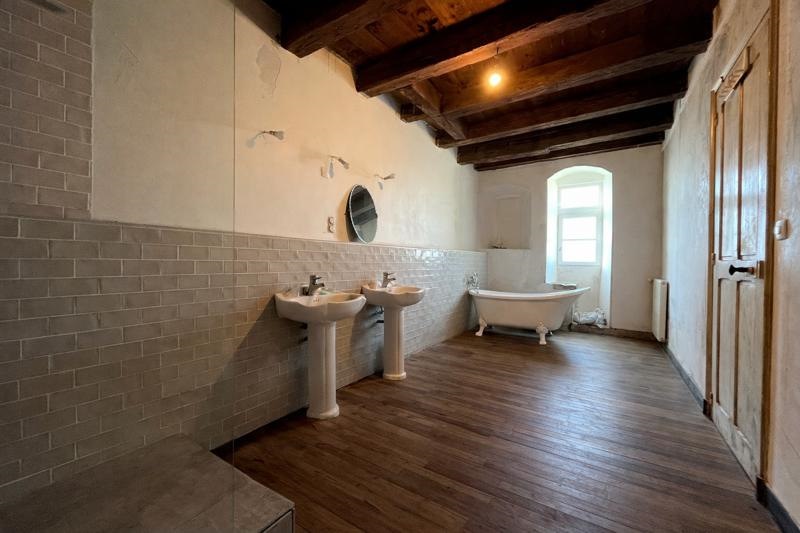 Vente Maison CONFOLENS - 10 pièces -353,1 m² - (16500)