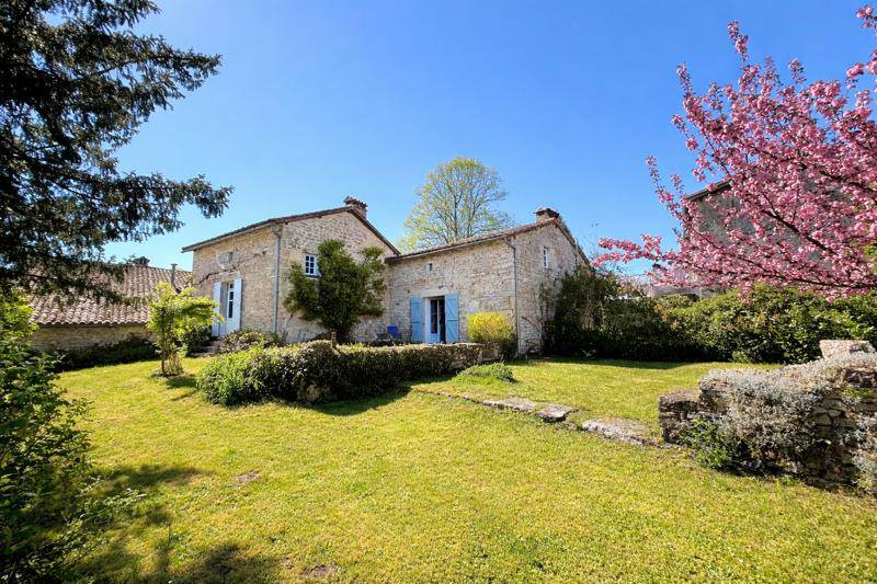 Vente Maison BENEST - 6 pièces -130,2 m² - (16350)