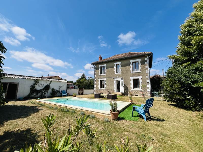 Vente Maison PLEUVILLE - 5 pièces -121 m² - (16490)