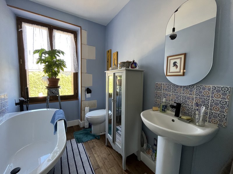 Vente Maison PLEUVILLE - 5 pièces -121 m² - (16490)