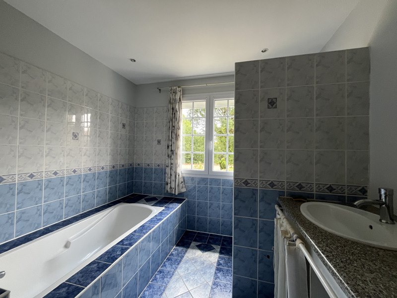 Vente Maison CONFOLENS - 5 pièces -137 m² - (16500)