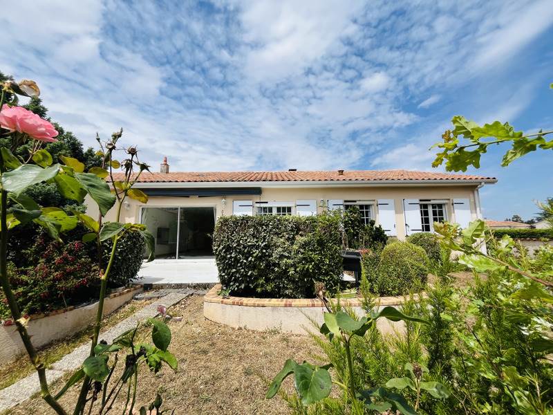 Vente Maison Confolens - 5 pièces -137 m² - (16500)