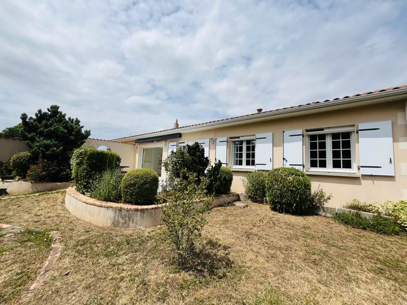 Maison 5 pièces 137 m² · à Confolens · 137 m² · 192 240 €