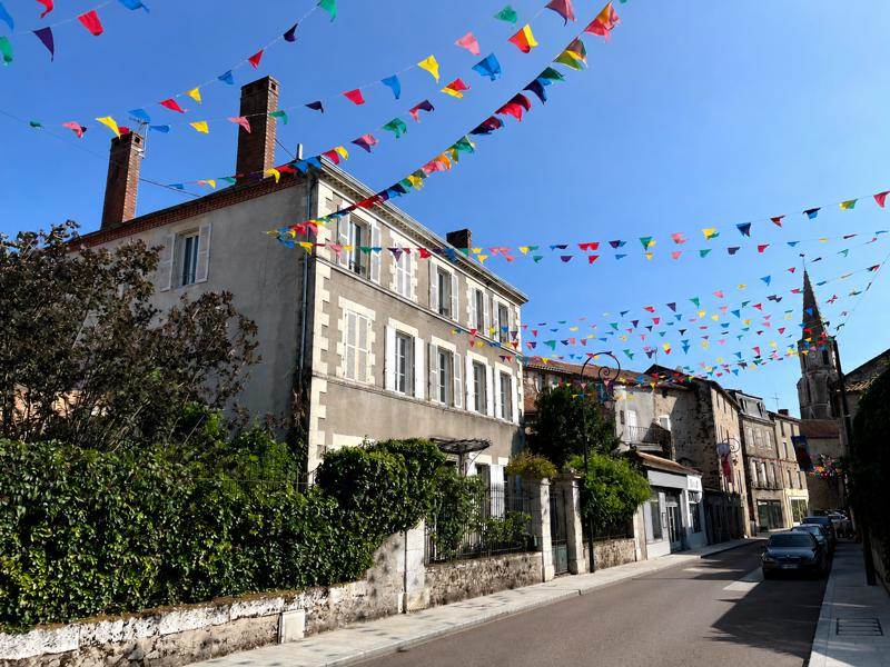 Maison 10 pièces 375 m² · à Confolens · 375 m² · 192 240 €